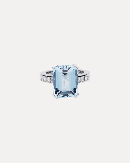 18CT AQUAMARINE & CARRE DIAMOND RING