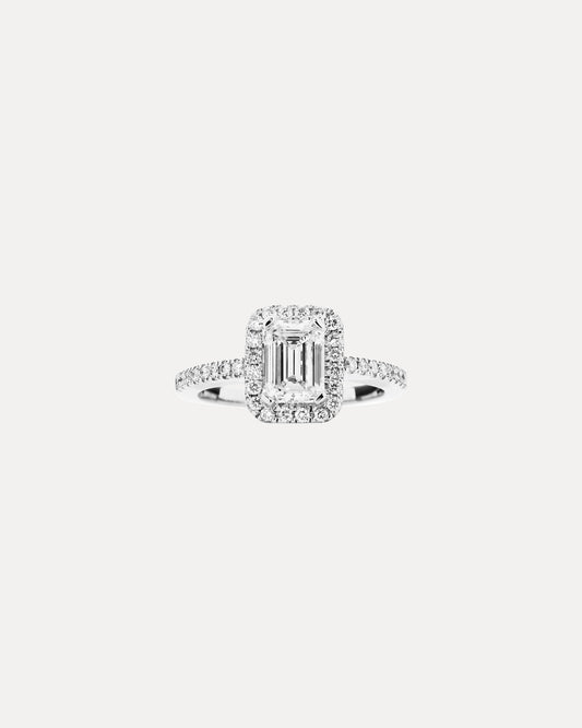 18CT EMERALD CUT DIAMOND PICCADILLY RING